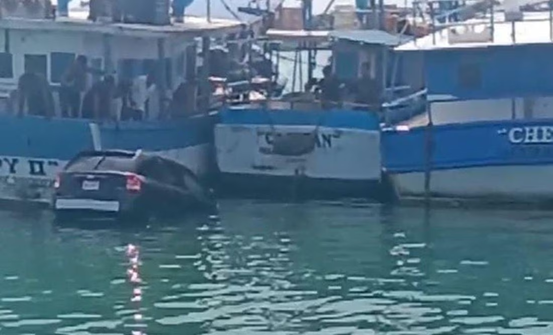 Vehículo se hunde en el mar; conductor olvidó poner el freno de mano