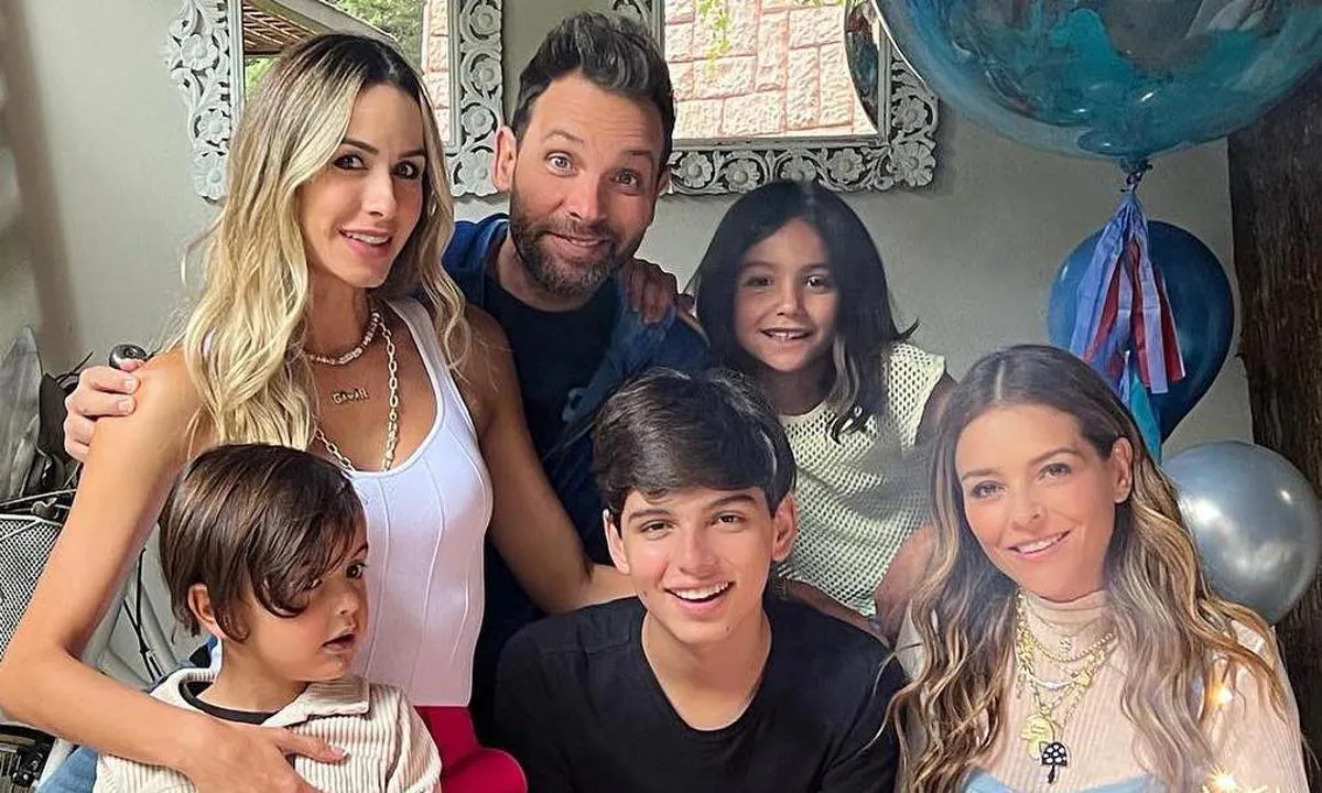 GRETTELL VALDEZ Y PATO BORGHETTI, UNIDOS PARA PRESENCIAR EL DEBUT DE SU HIJO SANTINO EN TEATRO MUSICAL
