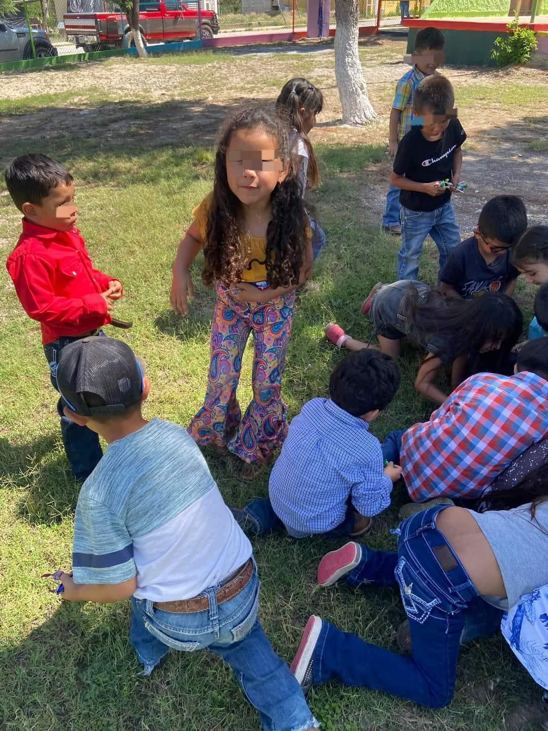 Toman los niños clases bajo la sombra de un árbol