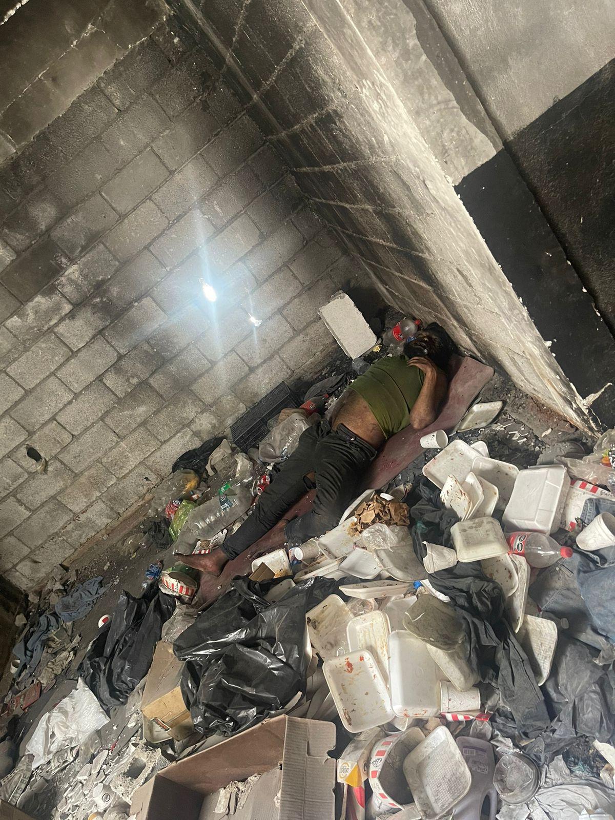Lo encuentran sin vida en ruinas de centro comercial