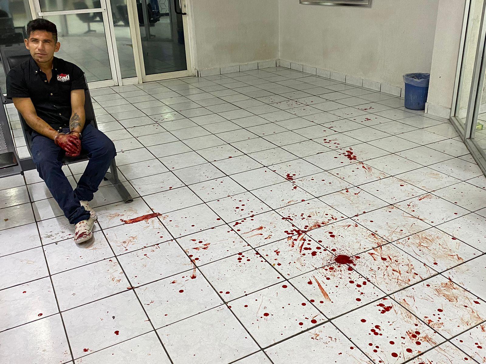 Rompe de puñetazo vidrio de un hotel