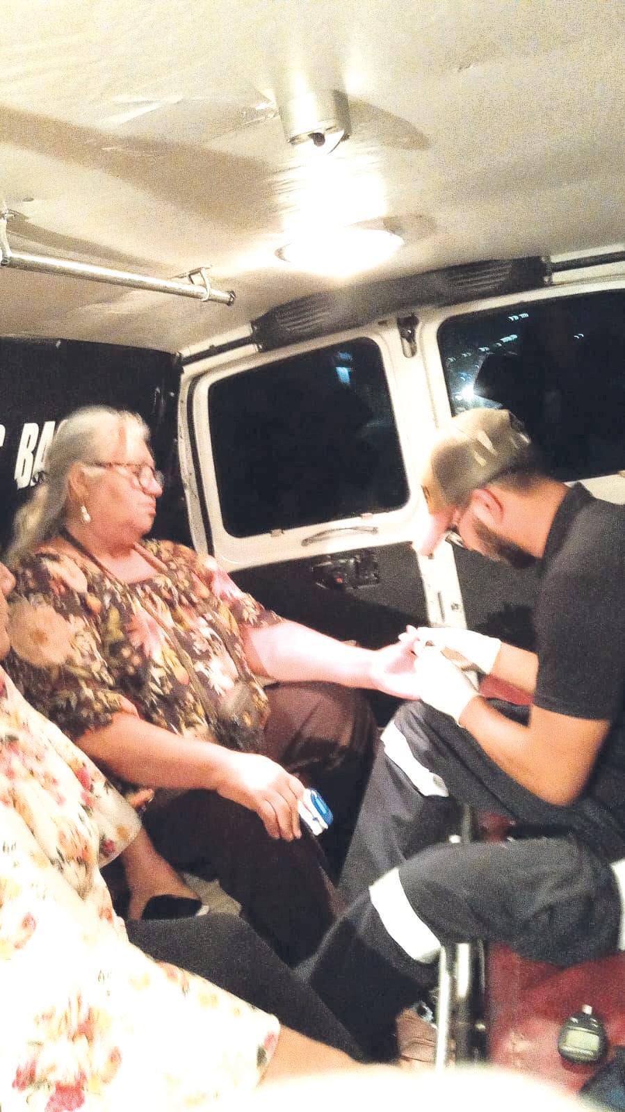 Intenta abuela meter paz y fue derribada en pleito