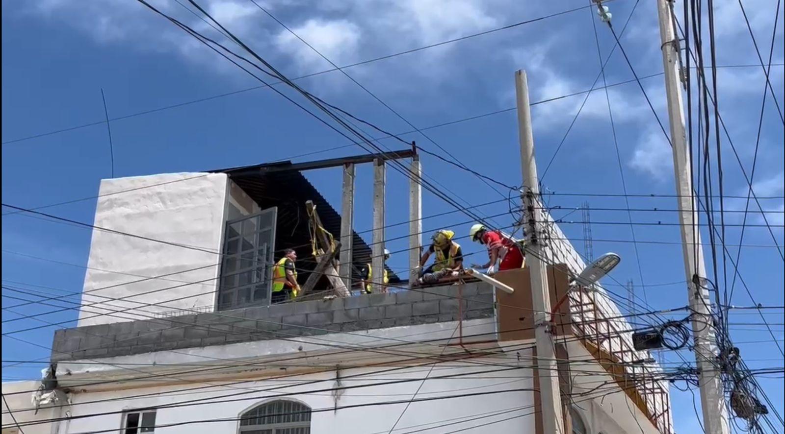 Sufre albañil grave descarga eléctrica
