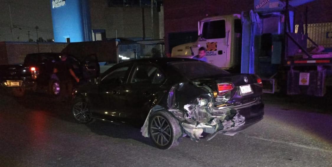 Choca tras pasar bordo a exceso de velocidad