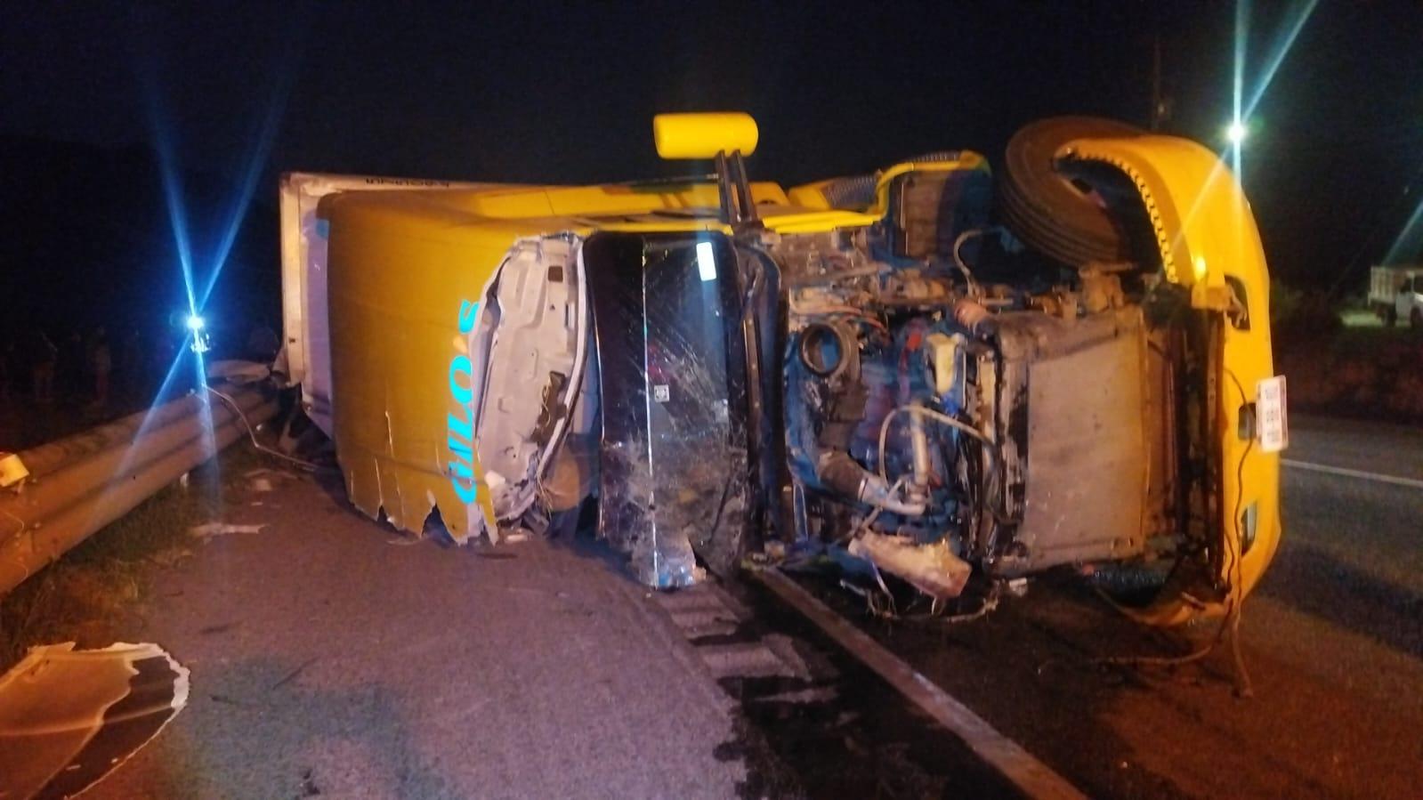 Deja víctima mortal volcadura en Sal-Mon