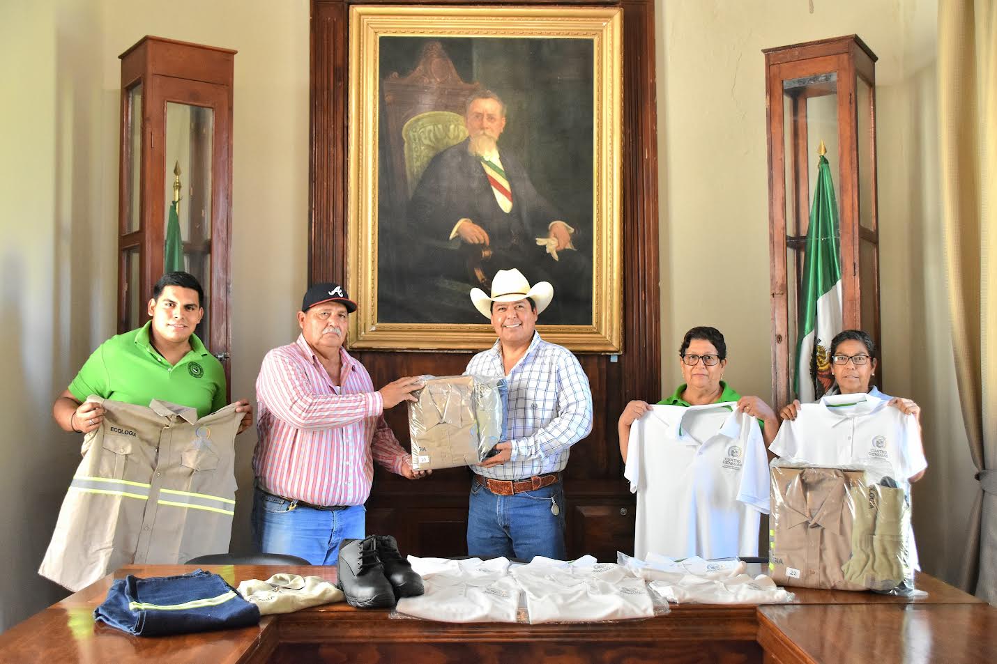 Recibe personal de 4C uniformes