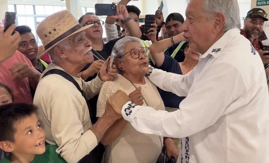 AMLO se deja «apapachar» en su visita al Tren Maya
