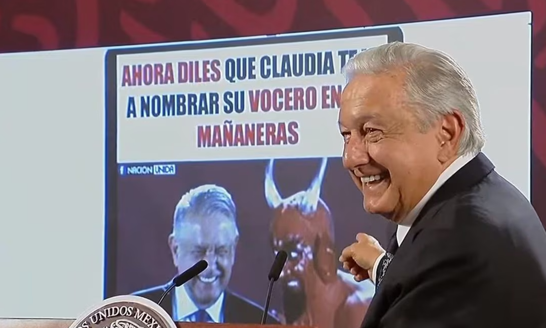 AMLO se burla con un meme de sus adversarios que dicen será «vocero» de Sheinbaum