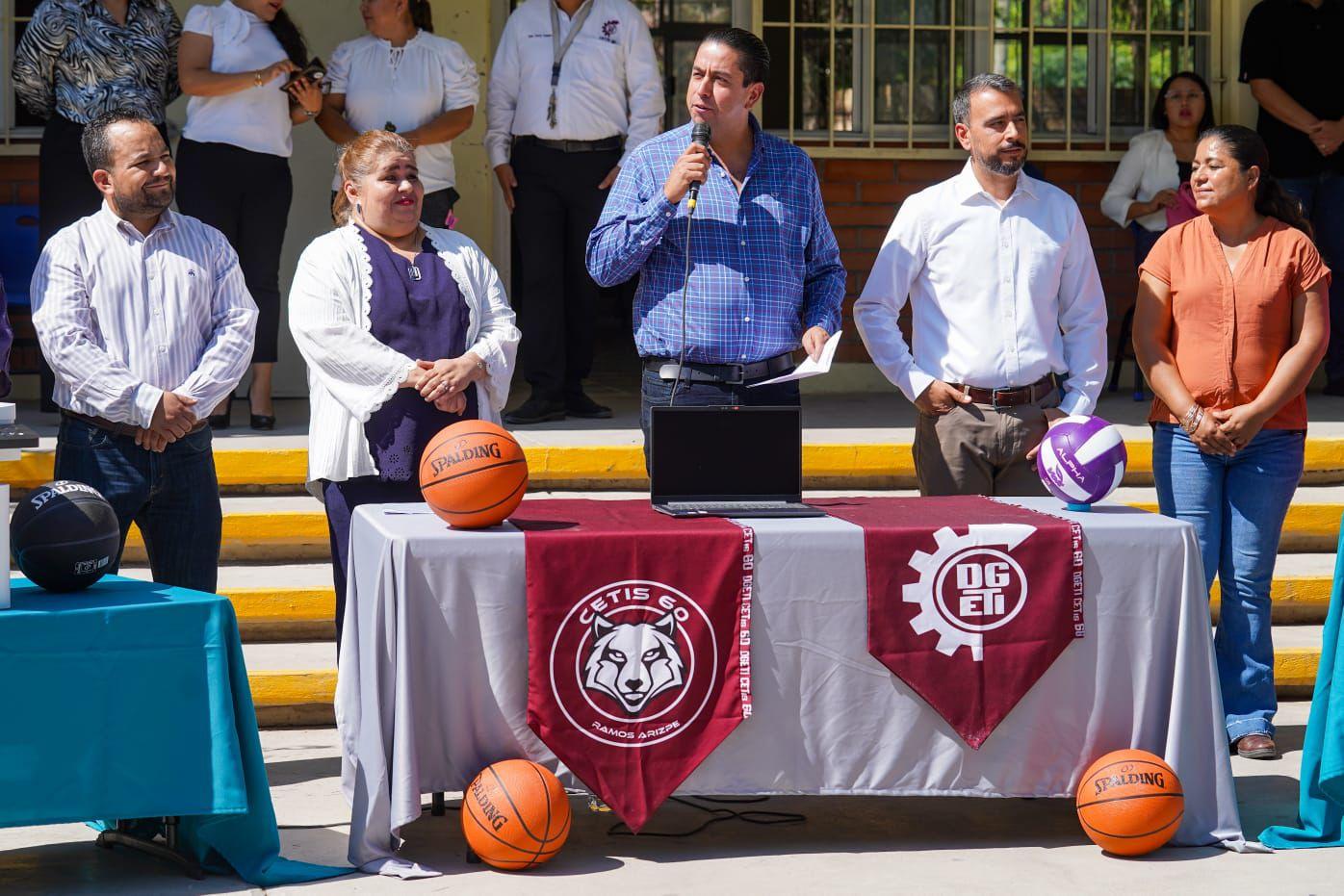 Entrega Chema apoyos al CETIS 60