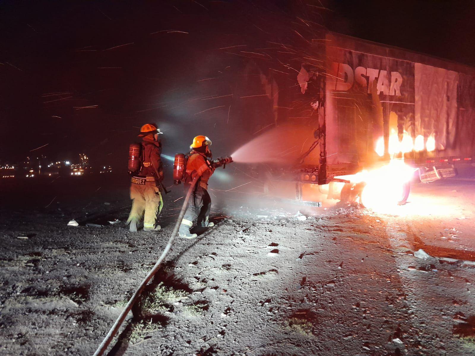 Se incendia caja de tráiler en la Sal-Mon