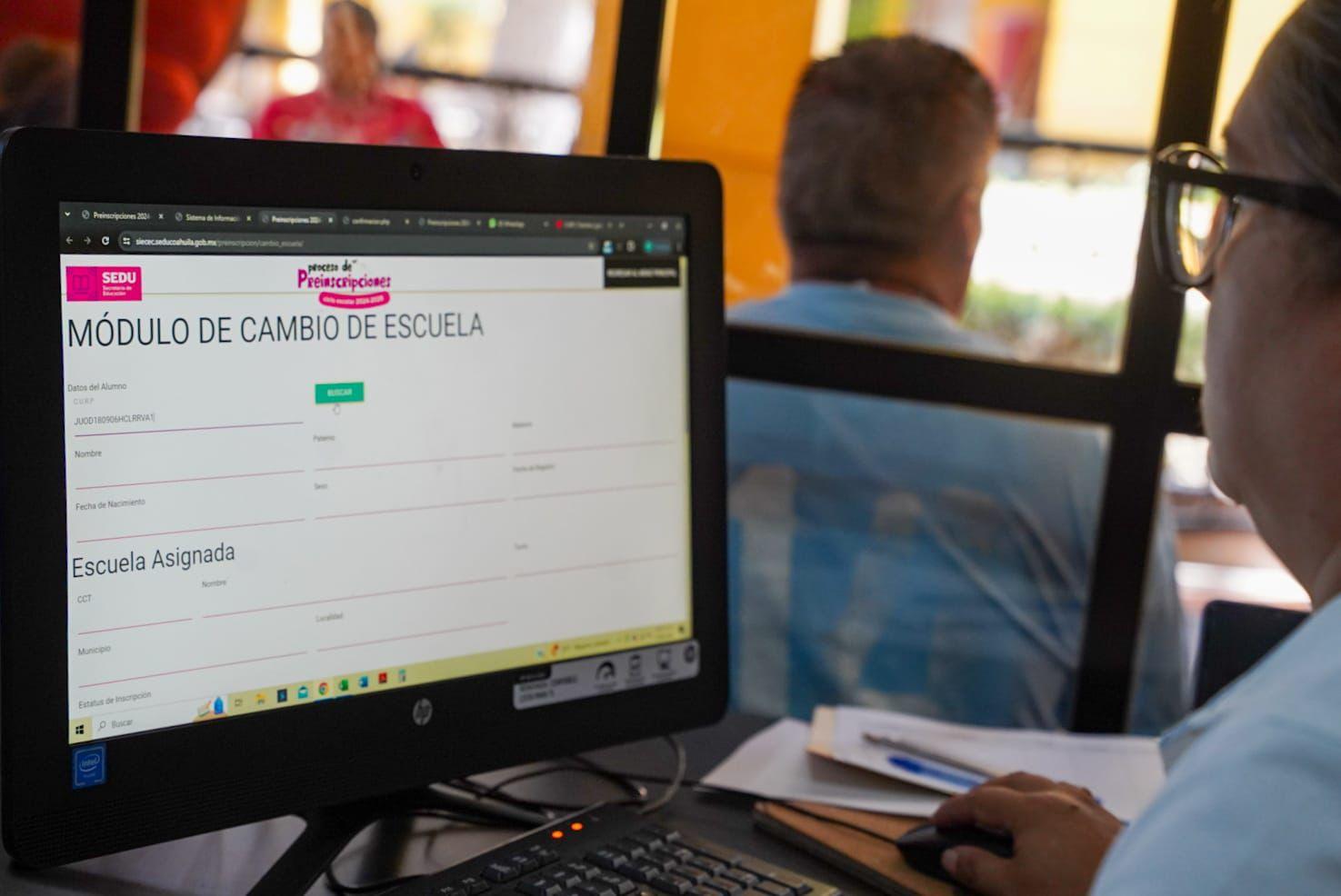 Apoyan a padres a tramitar inscripción
