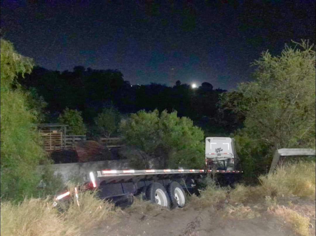 Se duerme trailero y sale de carretera 