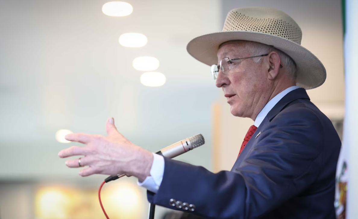 Ken Salazar afirma que nuevo plan de regularización migratoria de EU permitirá mantener unidas a las familias