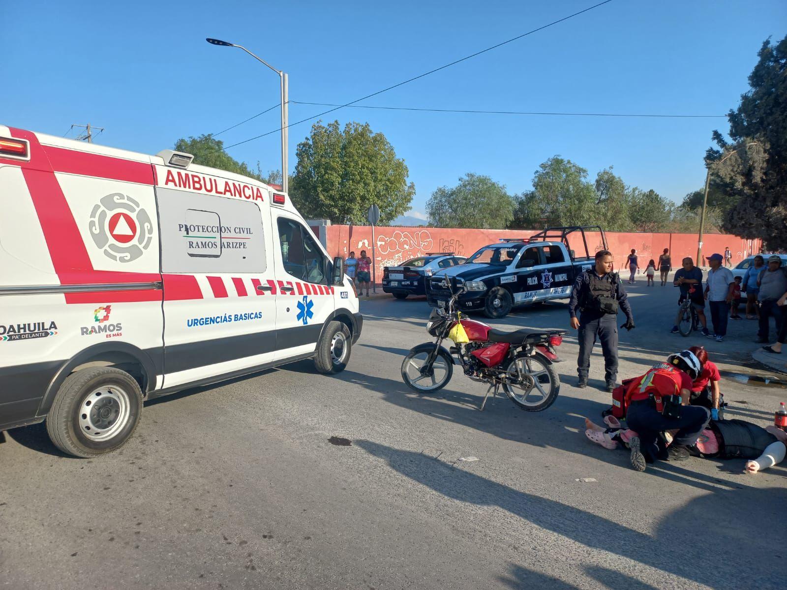 Vehículo tumba a mujer motociclista
