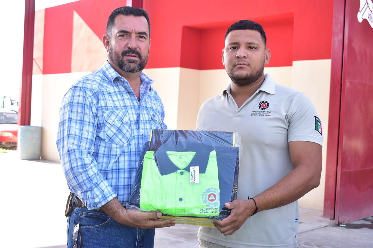  ALCALDE HUGO LOZANO ENTREGA UNIFORMES A ELEMENTOS DE BOMBEROS