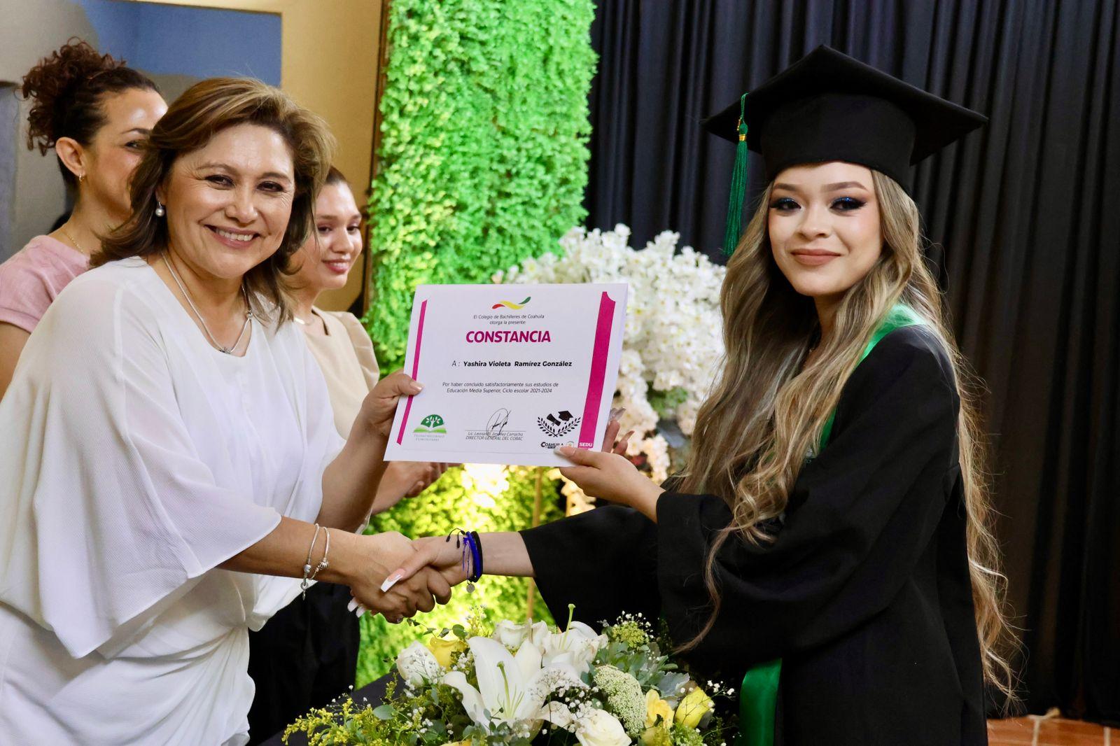 Amadrina Diana Haro a graduados del COBAC