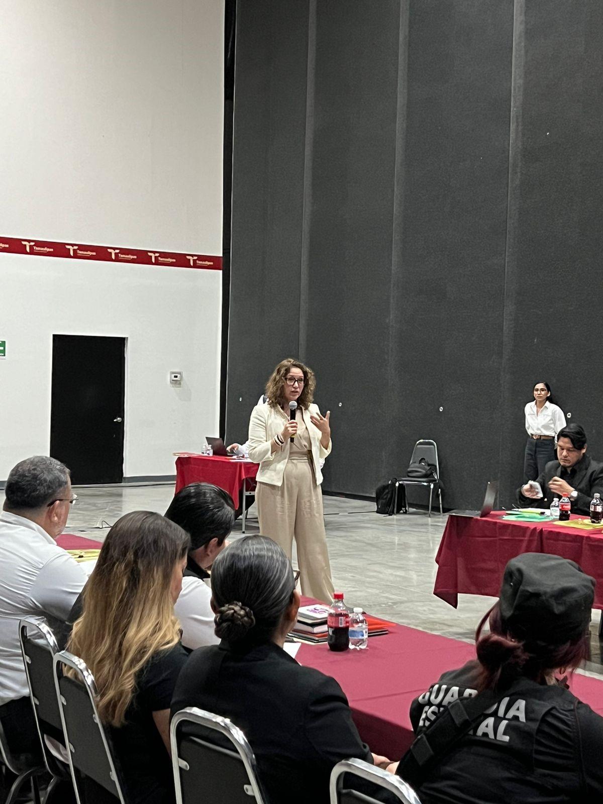 Combate violencia en contra de las mujeres