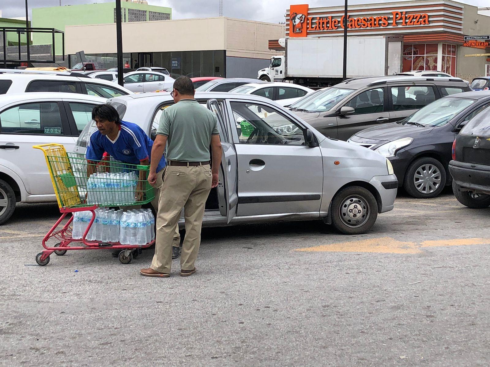 Agua, papel y latas… compras de pánico