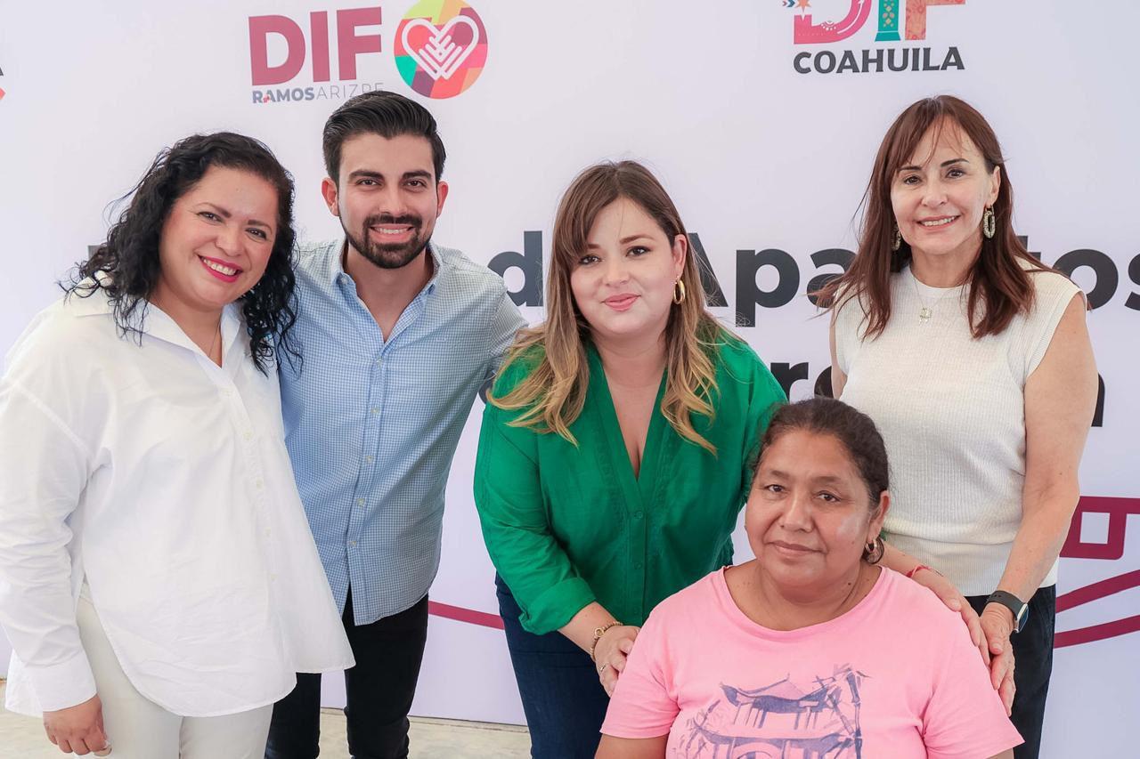 Entrega DIF aparatos auditivos en Paredón