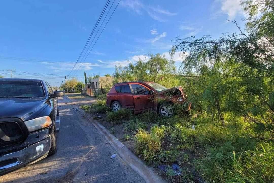 Choca familia contra camioneta estacionada