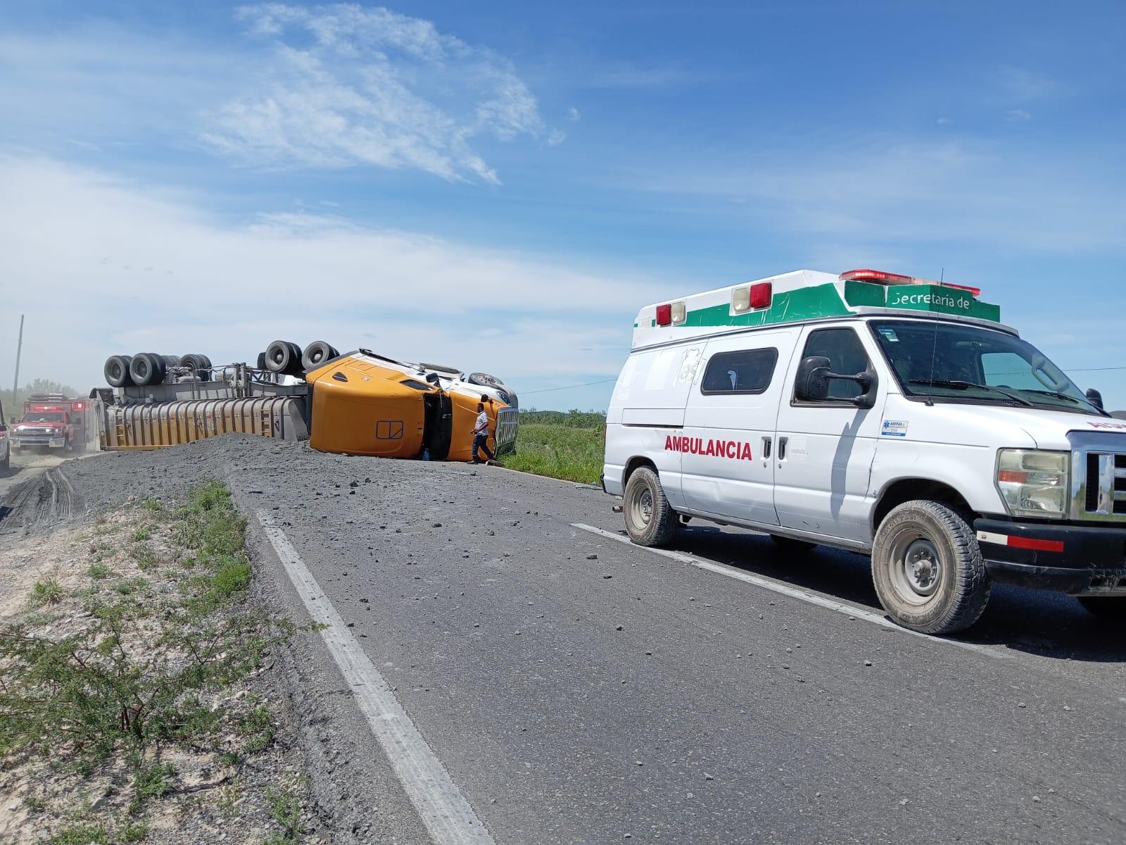 Desquicia carretera 57 volcadura de un tráiler