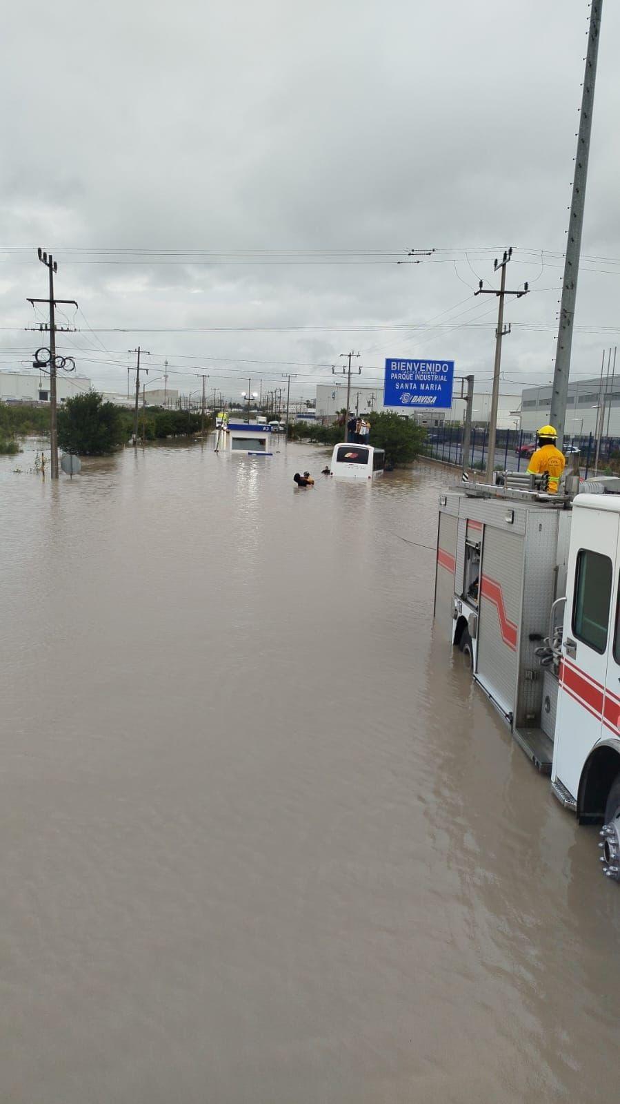 Rescatan a 24 obreros atrapados en autobús