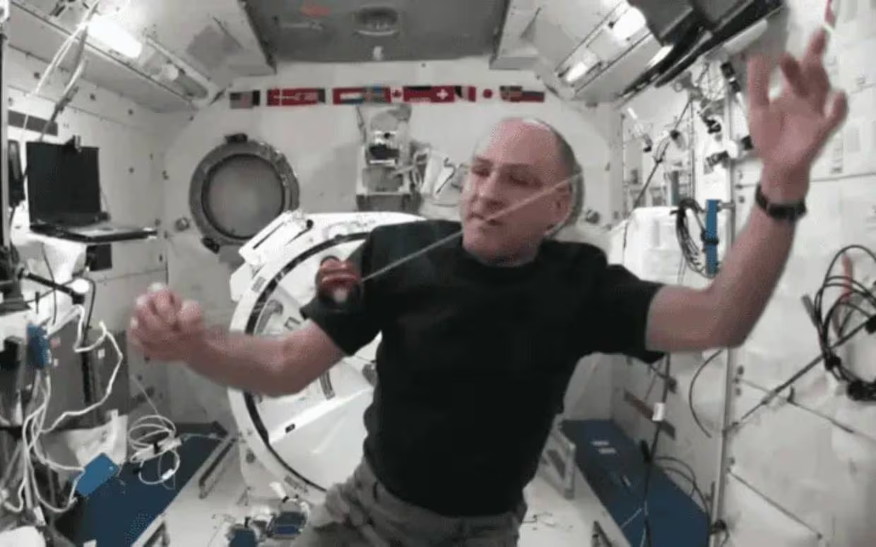 Astronauta lleva yo-yo al espacio para enseñar física y se vuelve viral