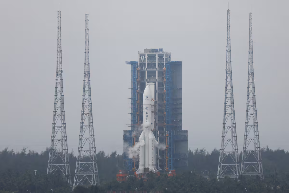 Sonda china Chang’e 6 regresa a la Tierra con fragmentos de la cara oculta de la Luna