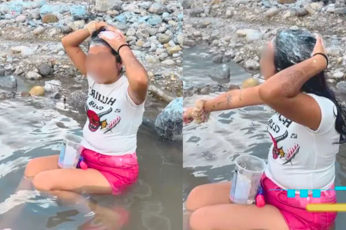 Mujer regia se baña en río Santa Catarina ante falta de agua en Monterrey