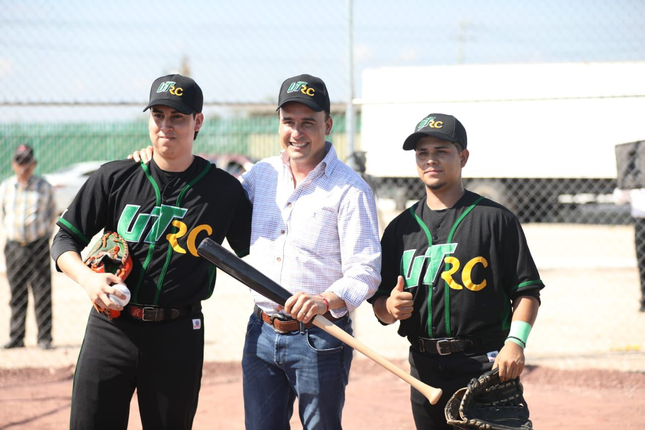 Inauguran campo de beisbol en la  UTRC