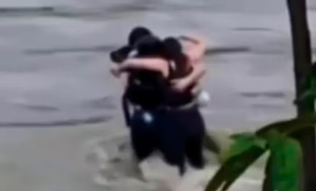 Captan “el último abrazo” de tres amigos antes de ser arrastrados por inundaciones en Italia