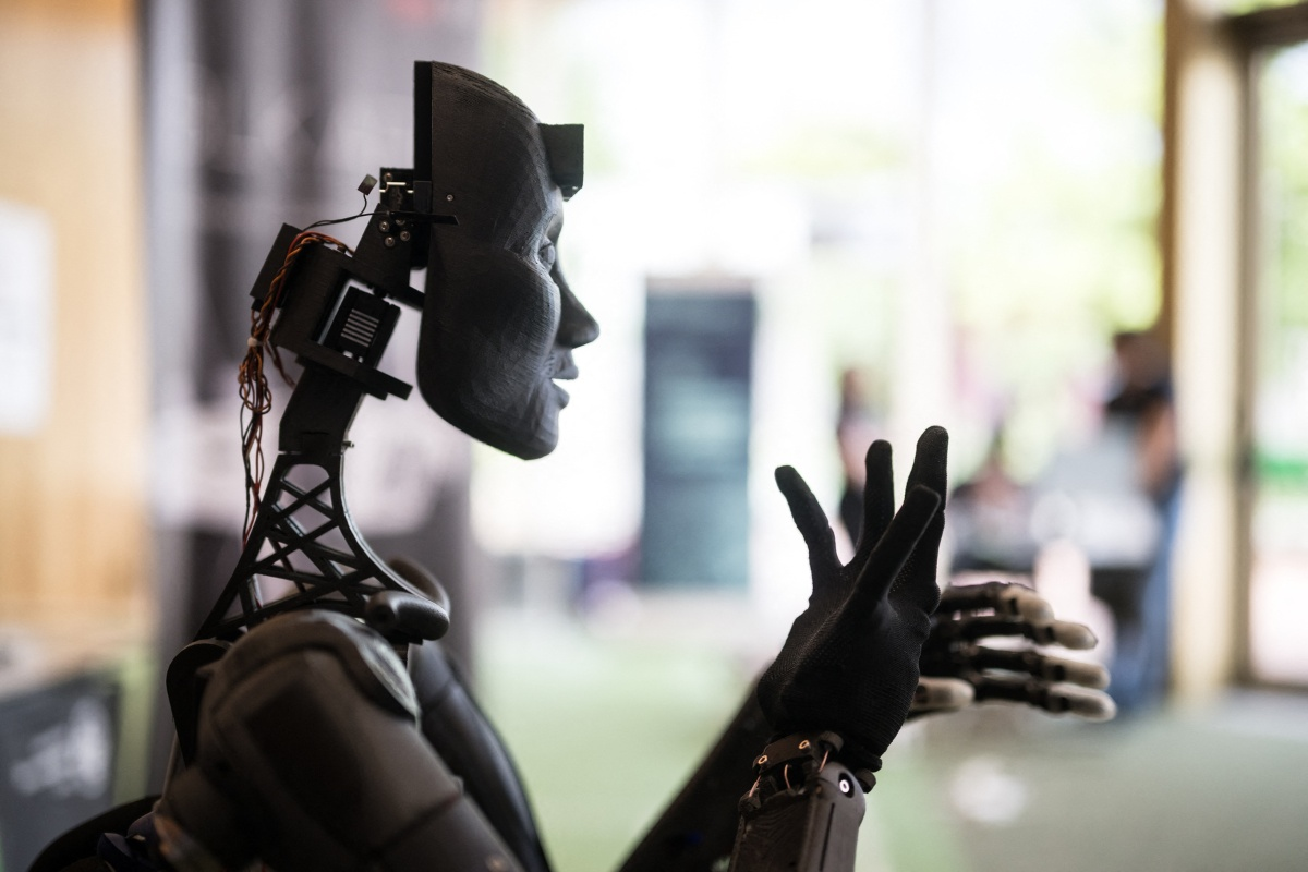 Expertos advierten que la inteligencia artificial potencia la guerra de la información