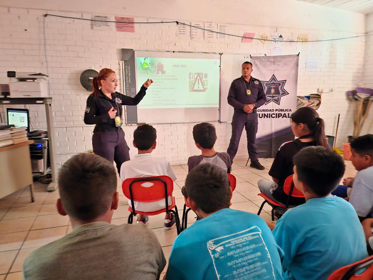 POLICÍAS IMPARTEN PLÁTICAS ENTRE ESTUDIANTES DE PAREDÓN