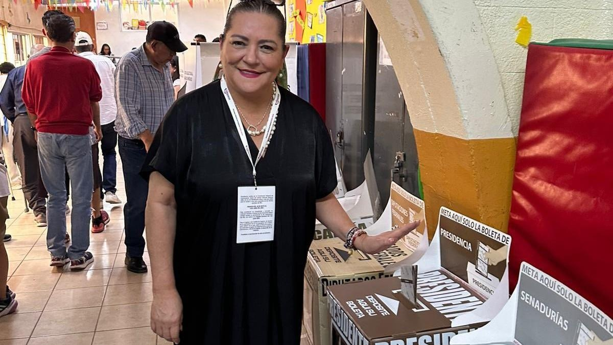 La presidenta del INE también ejerce su voto este domingo
