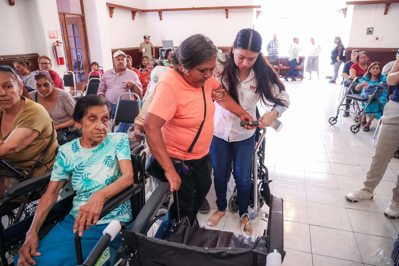 DIF RAMOS ARIZPE Y FUNDACIÓN DEACERO LLEVAN APARATOS ORTOPÉDICOS A ADULTOS MAYORES