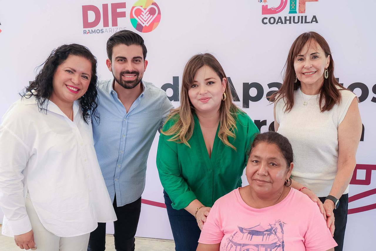 ANA LUCÍA CAVAZOS ENTREGA APARATOS AUDITIVOS EN PAREDÓN