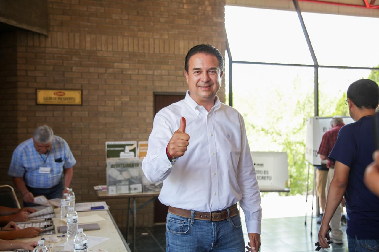 Vota Jaime Bueno rodeado de familia y candidatos del PRI