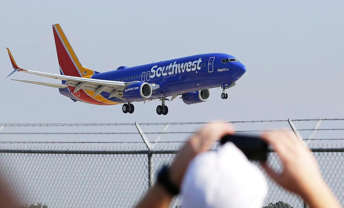 ¡Otro susto en Boeing 737! Avión cae varios metros frente a la costa de Hawaii; pilotos logran controlar la aeronave