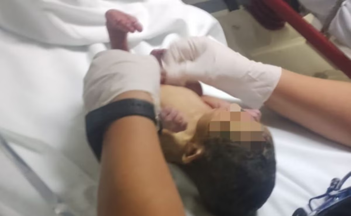 Encuentran a bebé de 9 meses envuelto en una toalla dentro de una bolsa en Nezahualcóyotl