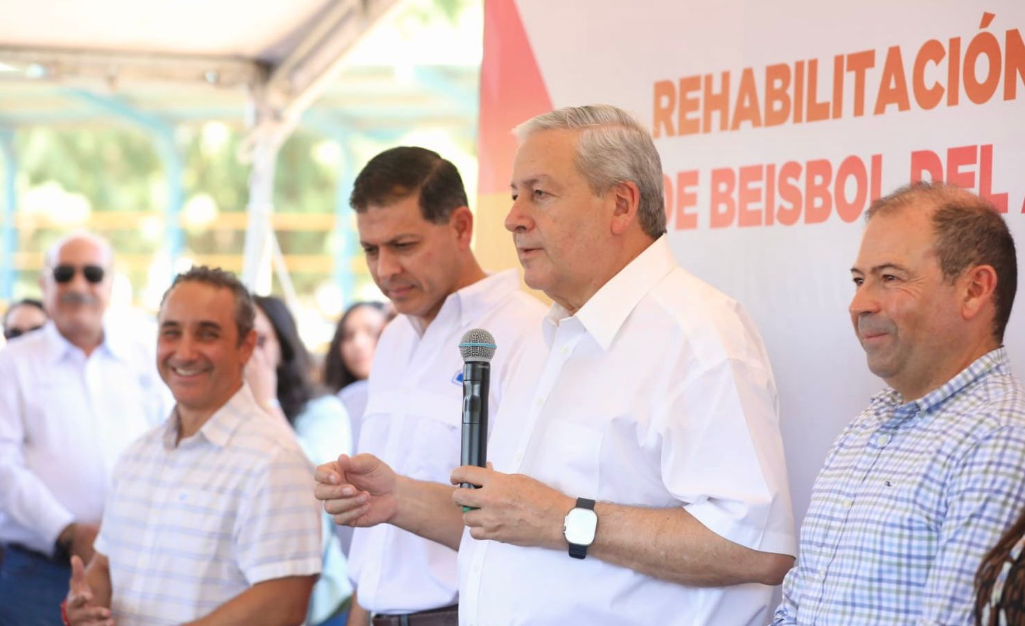 Inicia alcalde rehabilitación de campo de beis del Ateneo