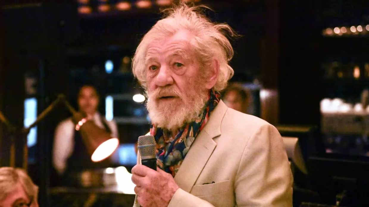 Ian McKellen se encuentra de “buen ánimo” tras caída en Londres