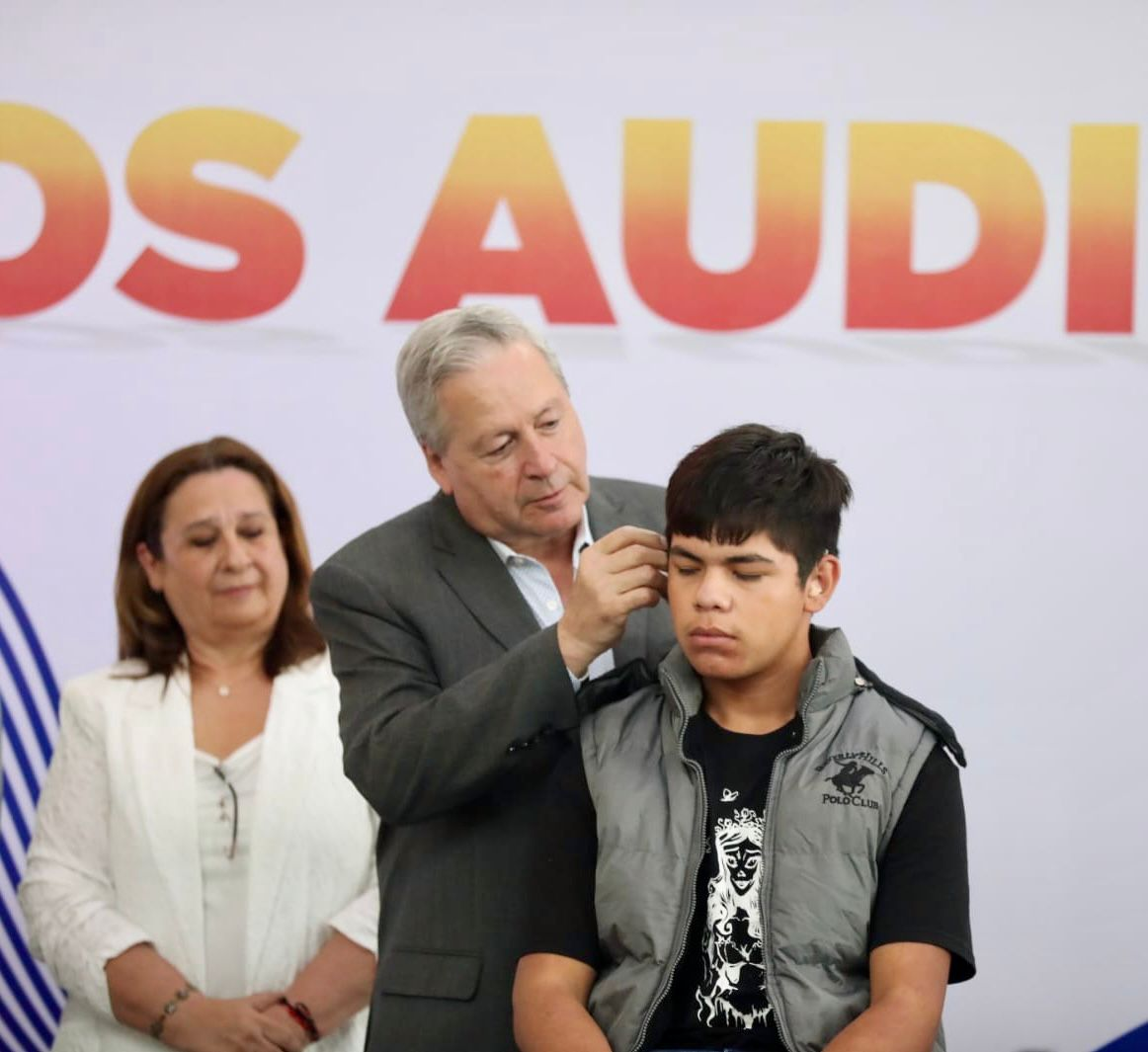 Entregan Chema Fraustro y los DIF Coahuila y Saltillo 100 aparatos auditivos