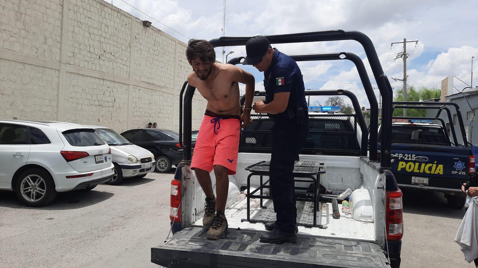Atacan a cuchilladas a oficiales de seguridad