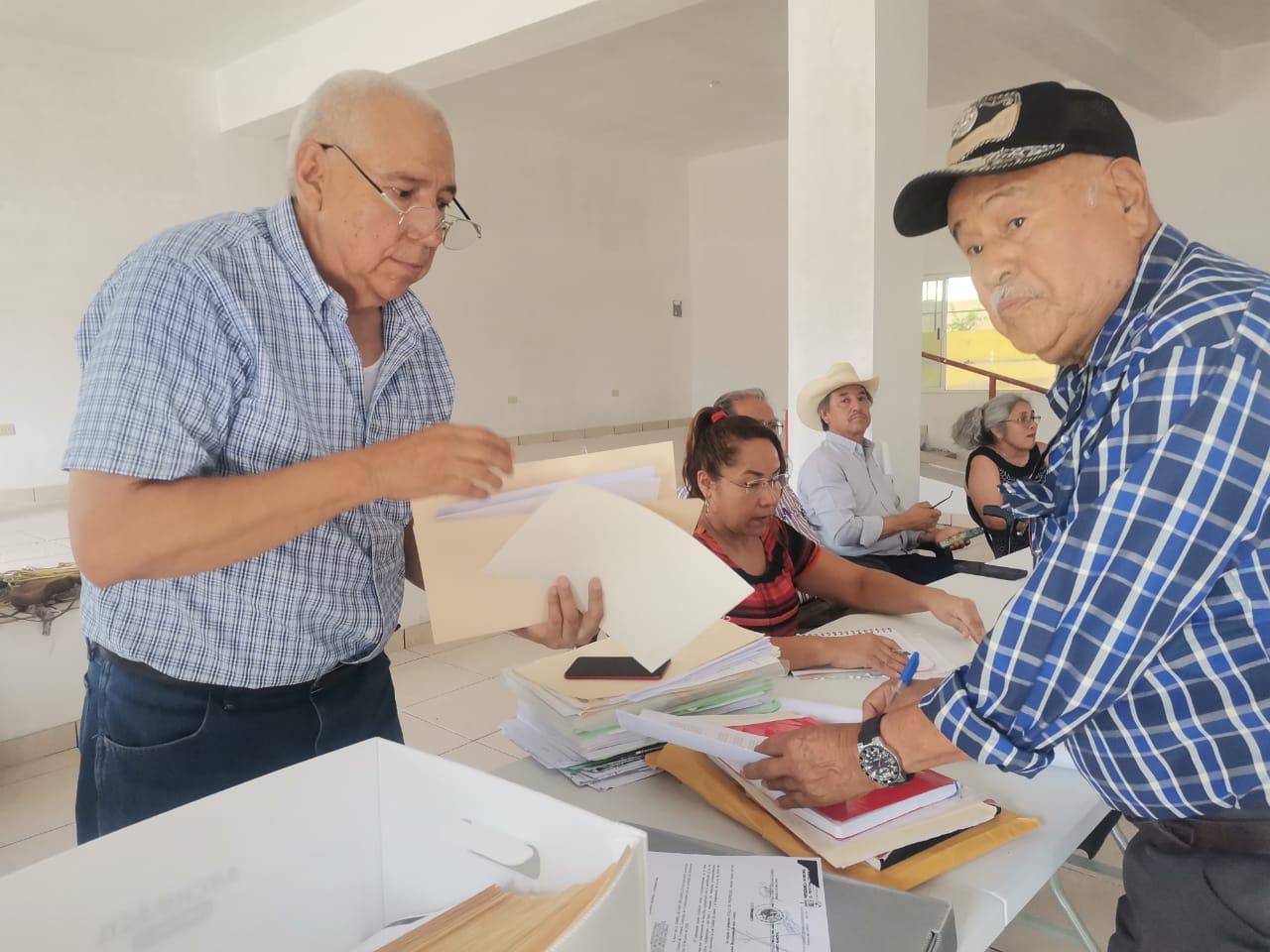 Reciben ejidatarios títulos por panteón