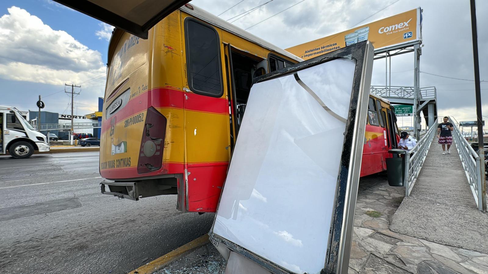 Camión embiste a parada de autobuses