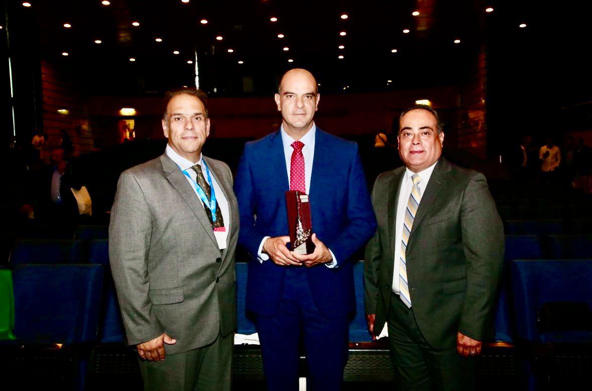 RECIBE SALTILLO GALARDÓN ESCOBA DE PLATINO EN ESPAÑA