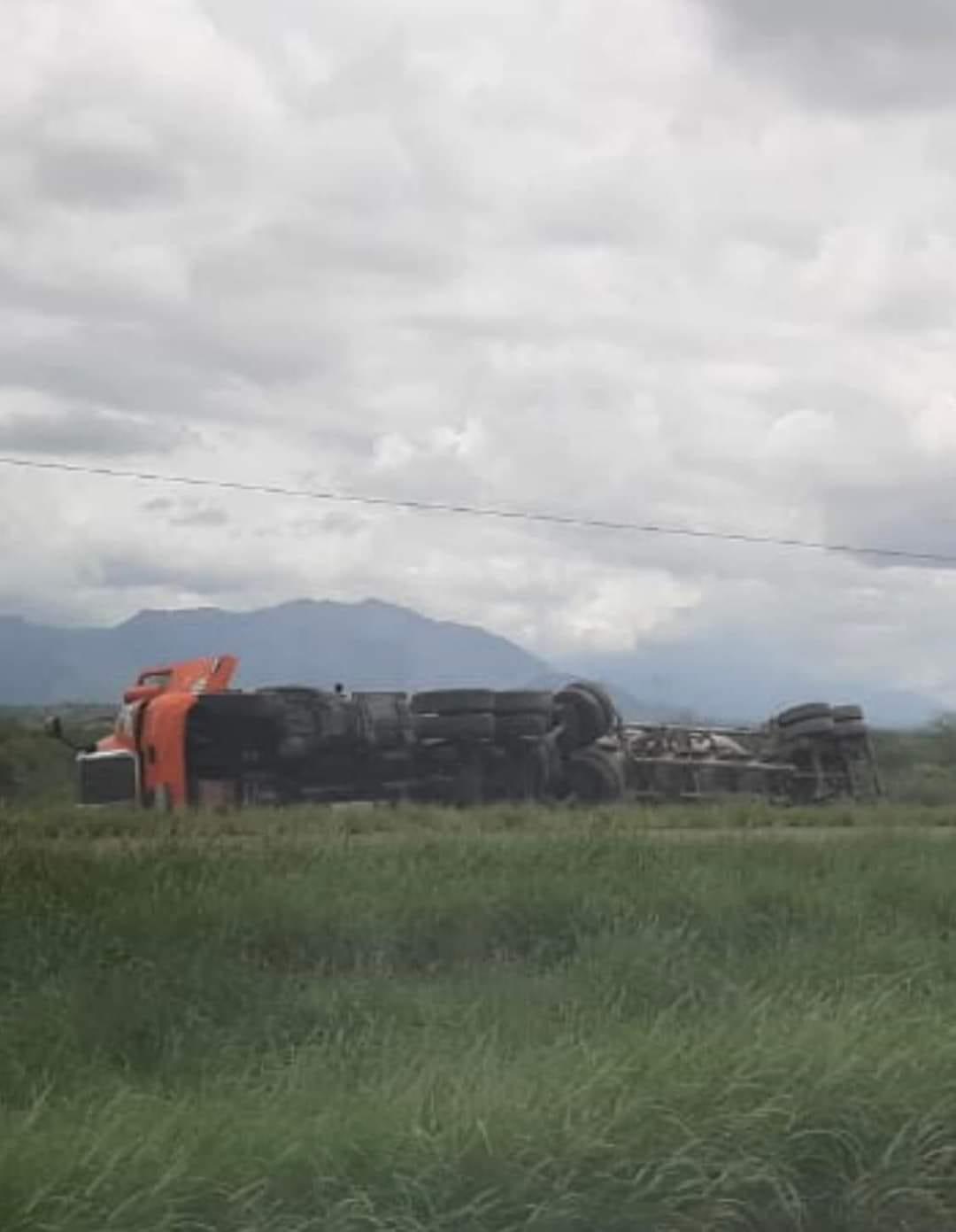 Vuelca tráiler cargado