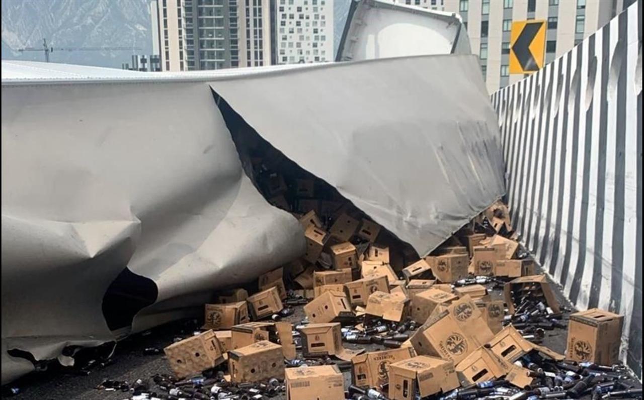 Choca tráiler con cerveza en autopista Monterrey-Saltillo