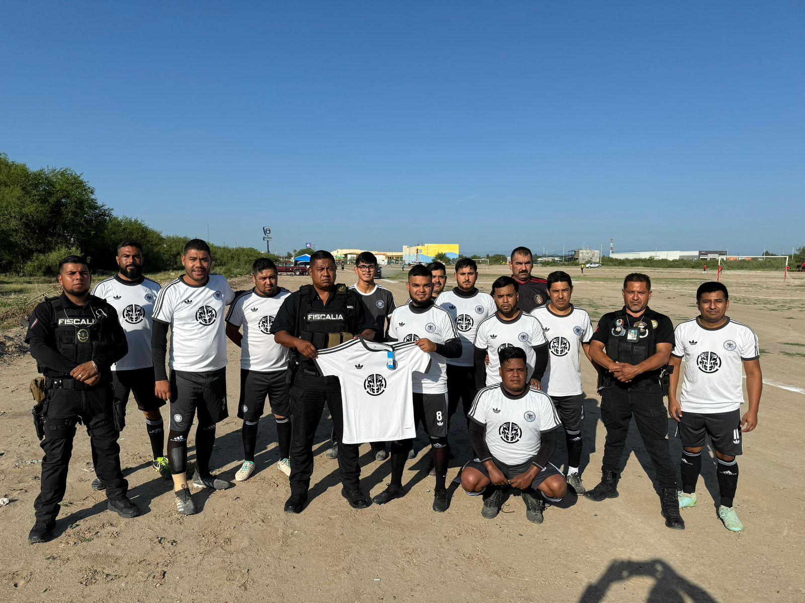 Entregan agentes AIC uniformes a deportistas