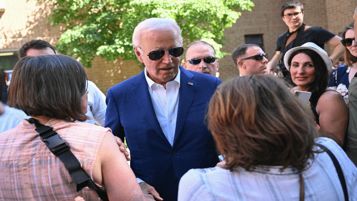 Vuelve Biden a la campaña bajo una creciente presión